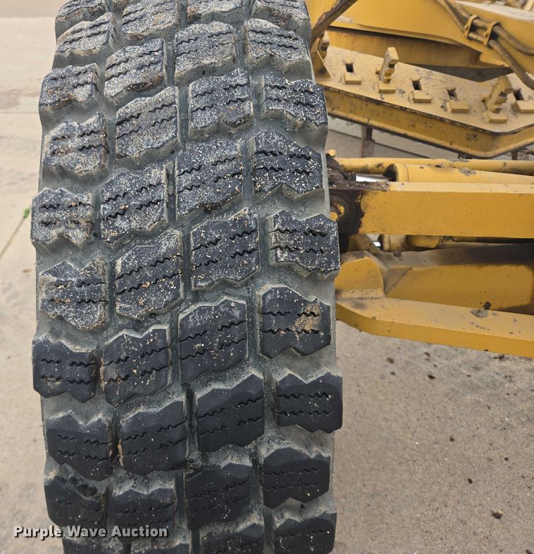 image for item EB0986 2004 Caterpillar 140H VPH Plus motor grader