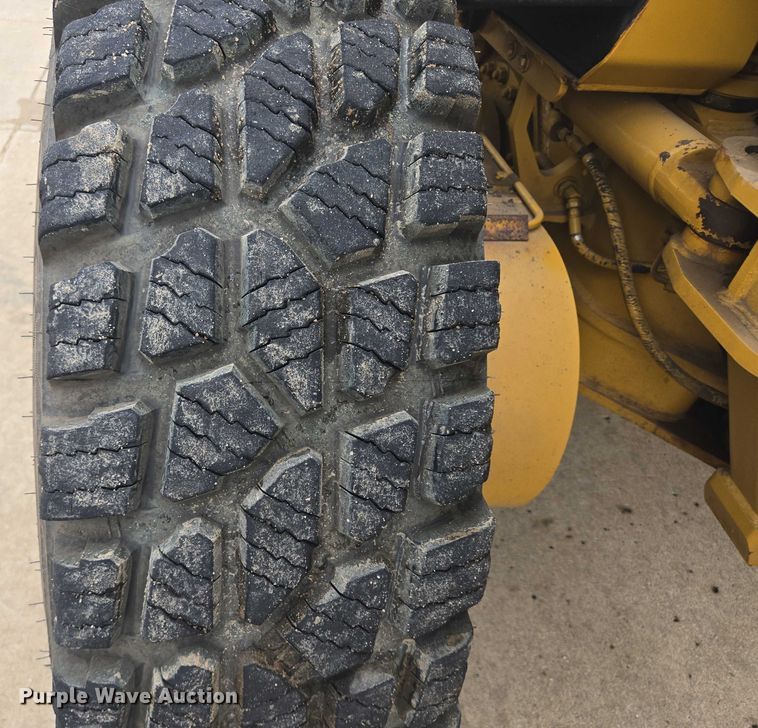 image for item EB0986 2004 Caterpillar 140H VPH Plus motor grader