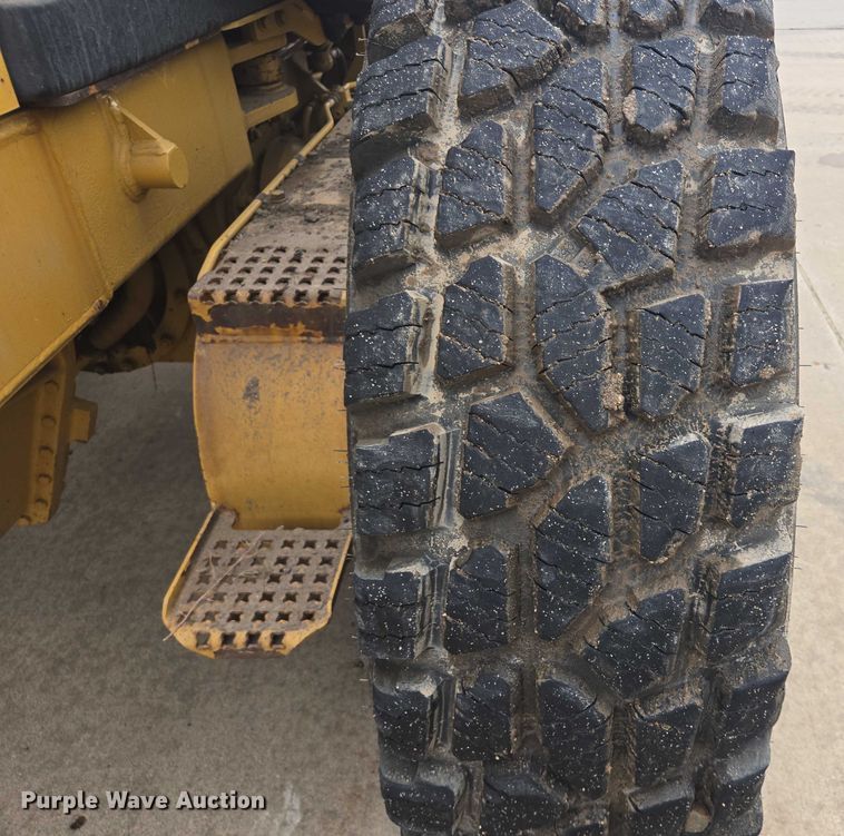 image for item EB0986 2004 Caterpillar 140H VPH Plus motor grader