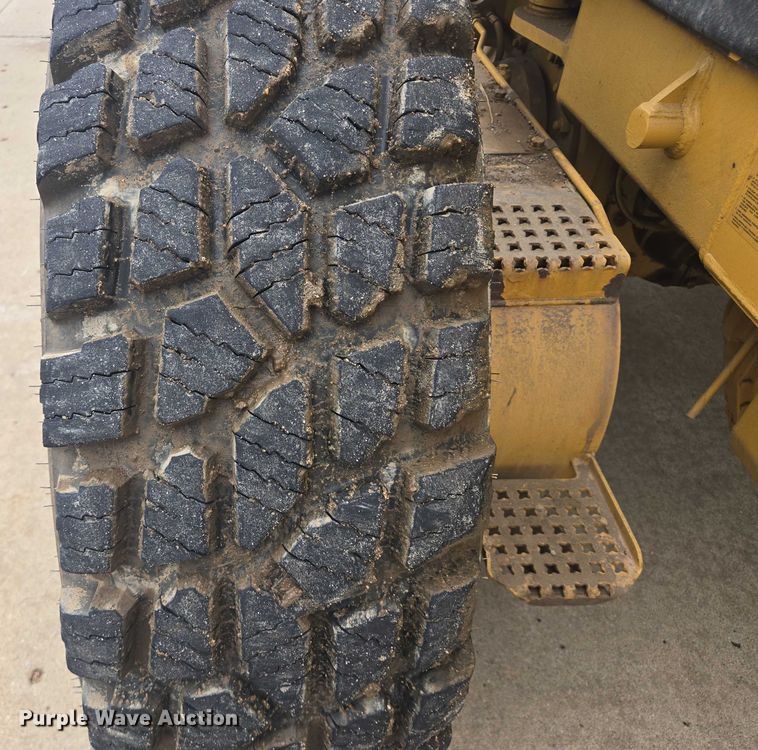 image for item EB0986 2004 Caterpillar 140H VPH Plus motor grader