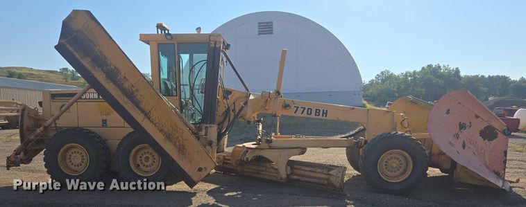image for item EB0996 1995 John Deere 770BH motor grader