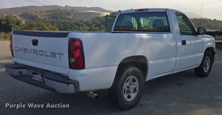 image for item EC1121 2004 Chevrolet Silverado 1500 pickup truck