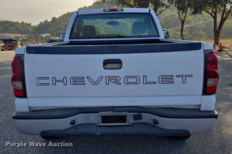 image for item EC1121 2004 Chevrolet Silverado 1500 pickup truck