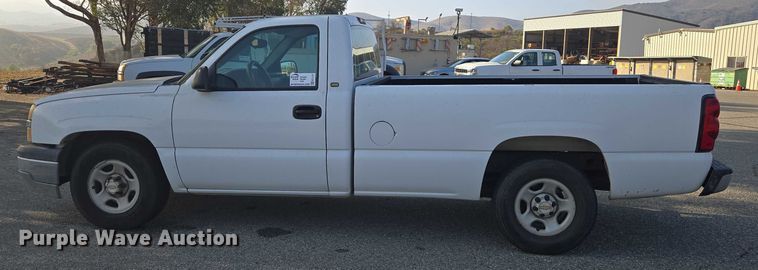 image for item EC1121 2004 Chevrolet Silverado 1500 pickup truck