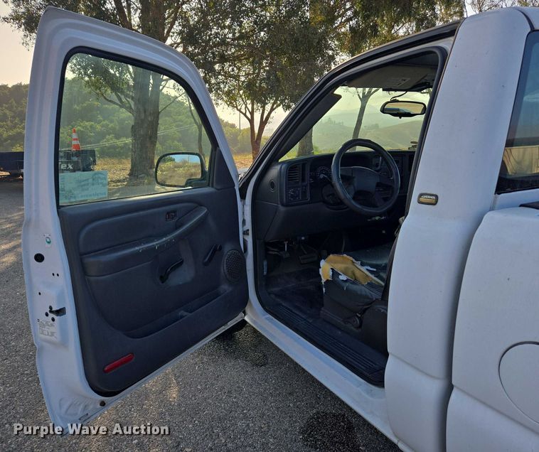 image for item EC1121 2004 Chevrolet Silverado 1500 pickup truck