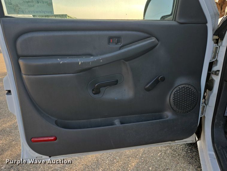 image for item EC1121 2004 Chevrolet Silverado 1500 pickup truck