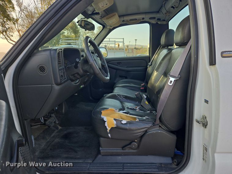 image for item EC1121 2004 Chevrolet Silverado 1500 pickup truck