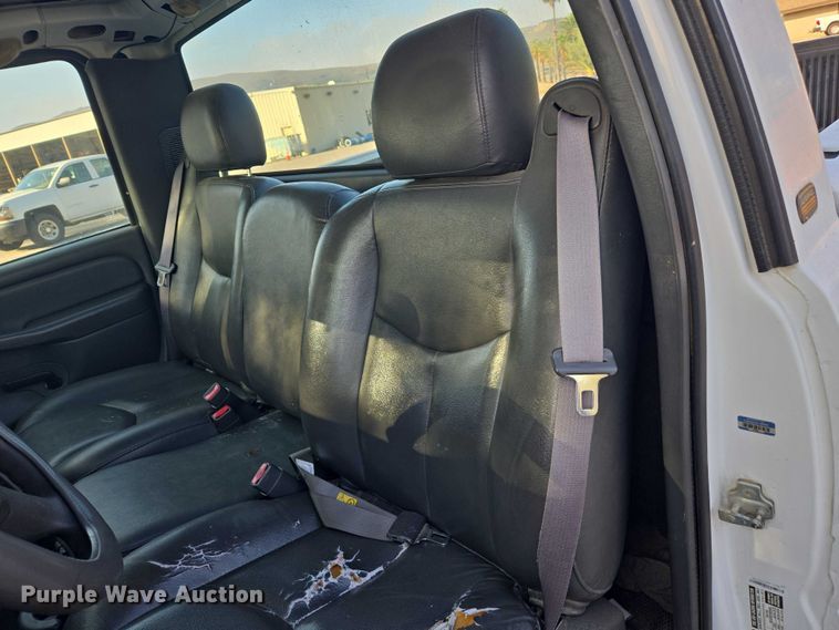 image for item EC1121 2004 Chevrolet Silverado 1500 pickup truck