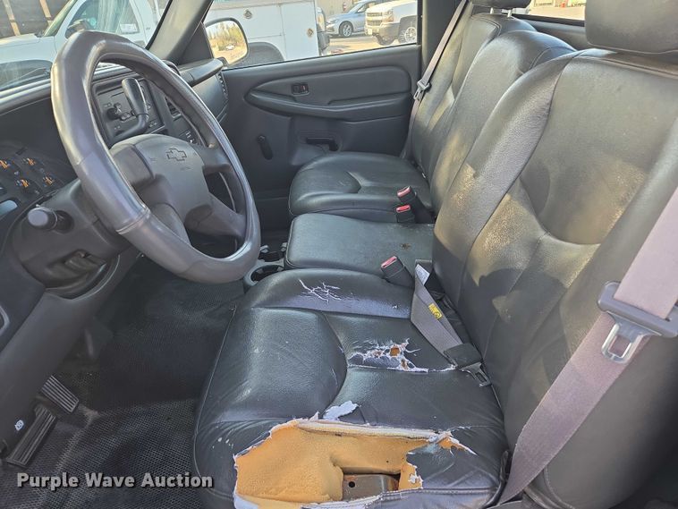 image for item EC1121 2004 Chevrolet Silverado 1500 pickup truck