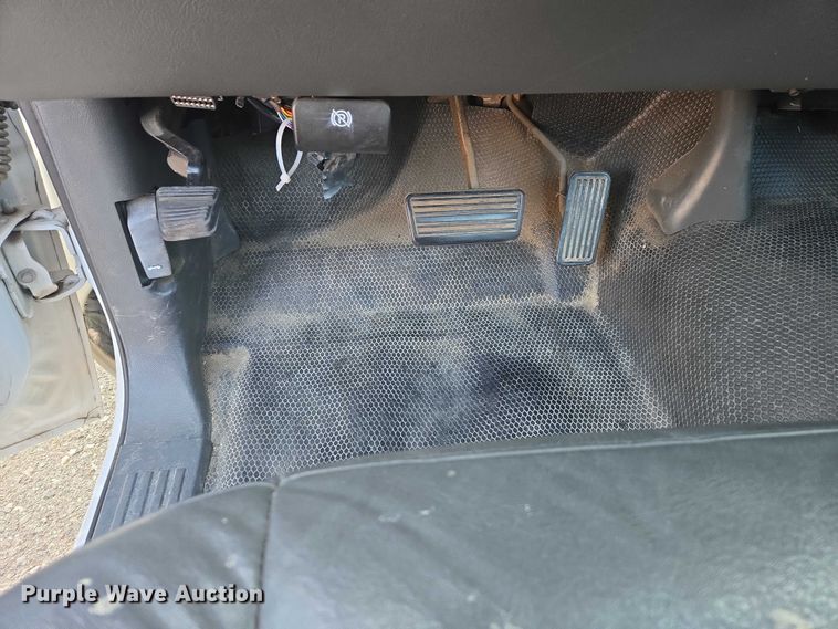 image for item EC1121 2004 Chevrolet Silverado 1500 pickup truck