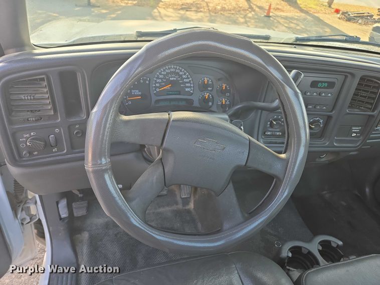 image for item EC1121 2004 Chevrolet Silverado 1500 pickup truck