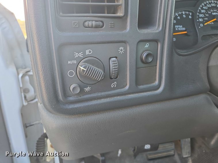 image for item EC1121 2004 Chevrolet Silverado 1500 pickup truck