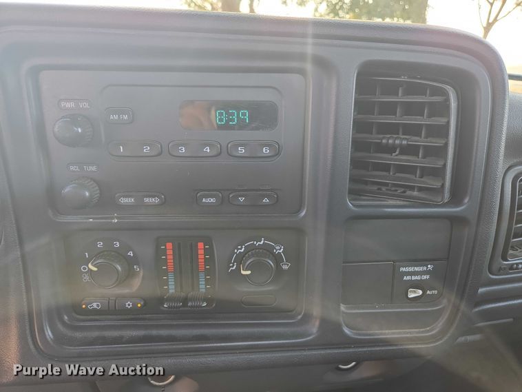 image for item EC1121 2004 Chevrolet Silverado 1500 pickup truck