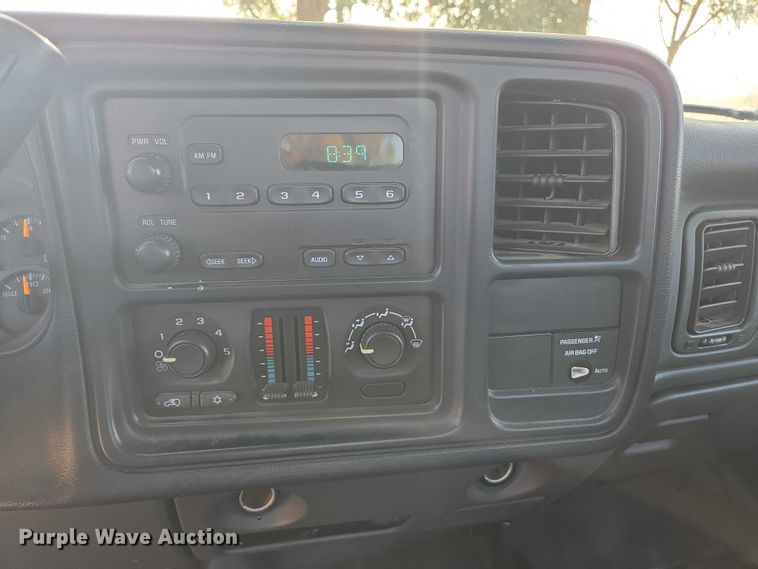 image for item EC1121 2004 Chevrolet Silverado 1500 pickup truck