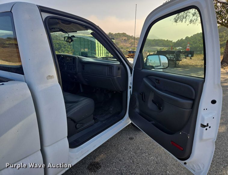 image for item EC1121 2004 Chevrolet Silverado 1500 pickup truck