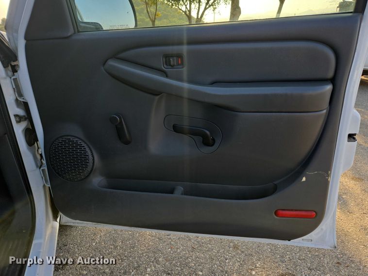 image for item EC1121 2004 Chevrolet Silverado 1500 pickup truck