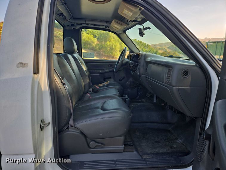 image for item EC1121 2004 Chevrolet Silverado 1500 pickup truck