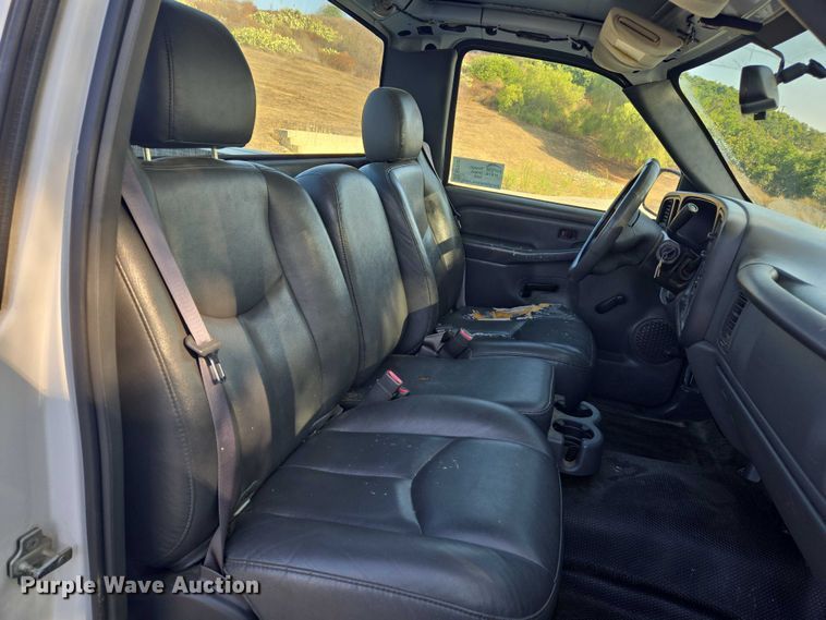 image for item EC1121 2004 Chevrolet Silverado 1500 pickup truck