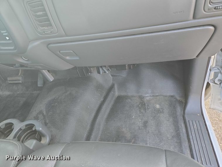 image for item EC1121 2004 Chevrolet Silverado 1500 pickup truck