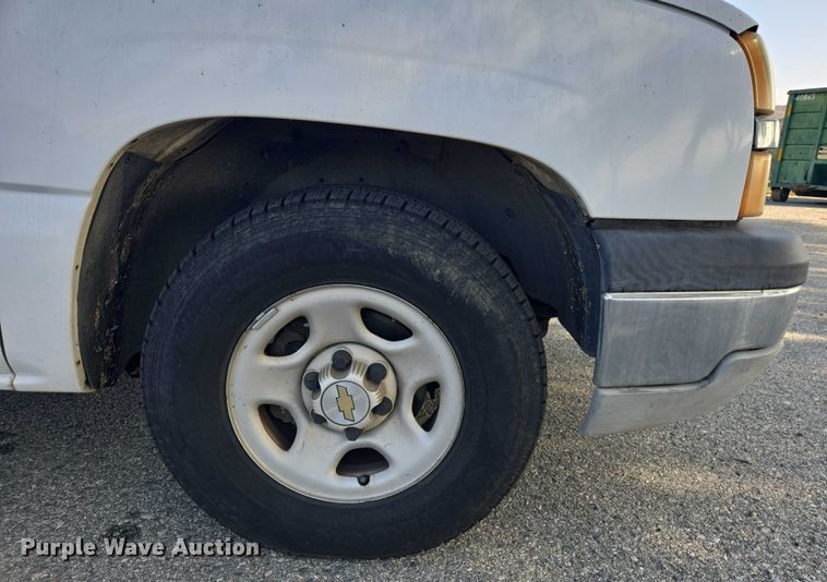 image for item EC1121 2004 Chevrolet Silverado 1500 pickup truck