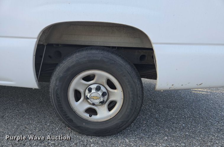 image for item EC1121 2004 Chevrolet Silverado 1500 pickup truck