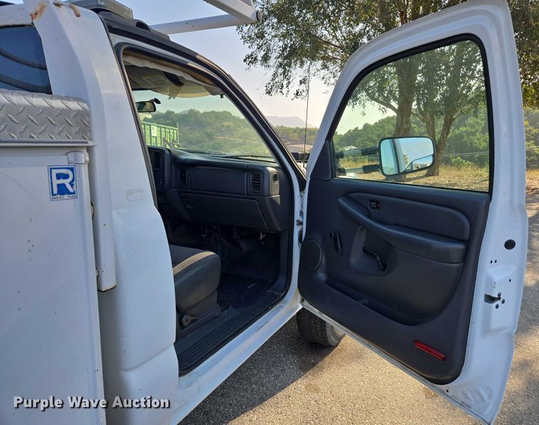 image for item EC1138 2004 Chevrolet Silverado 2500HD utility bed pickup truck