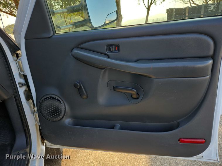 image for item EC1138 2004 Chevrolet Silverado 2500HD utility bed pickup truck