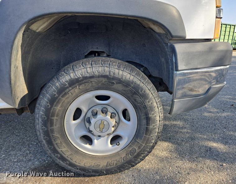 image for item EC1138 2004 Chevrolet Silverado 2500HD utility bed pickup truck