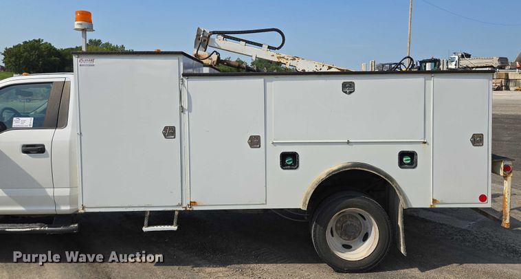 image for item EF1838 2017 Ford F550 utility / service truck