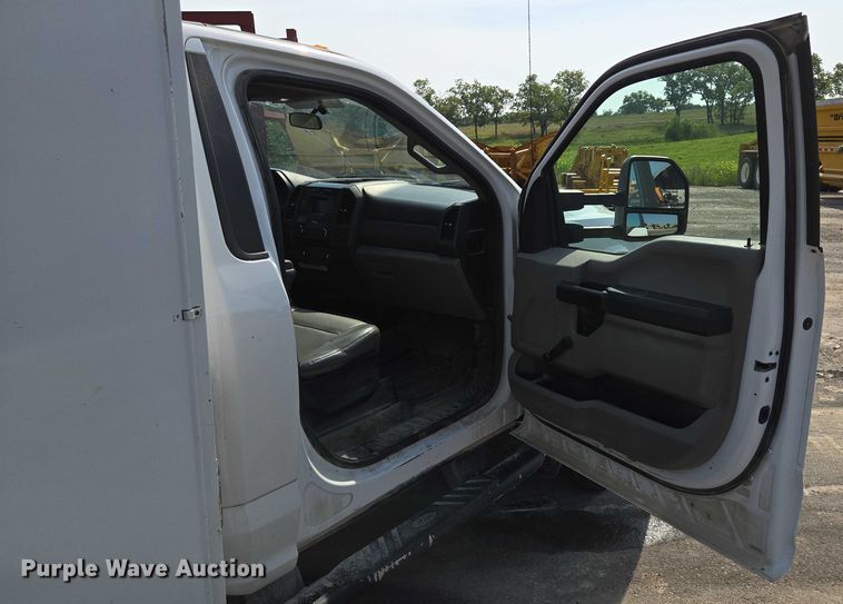 image for item EF1838 2017 Ford F550 utility / service truck