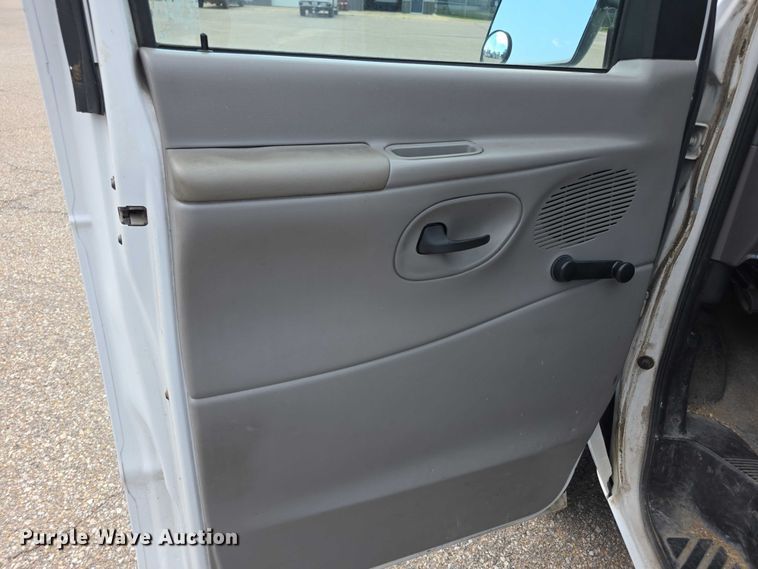 image for item EF3713 2001 Ford Econoline E250 van