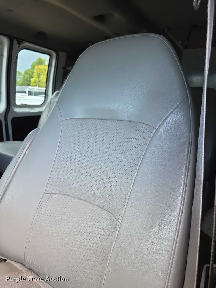 image for item EF3713 2001 Ford Econoline E250 van