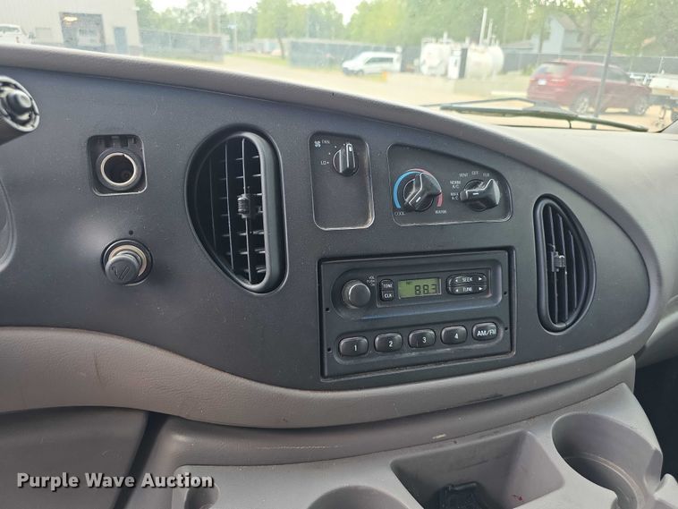 image for item EF3713 2001 Ford Econoline E250 van