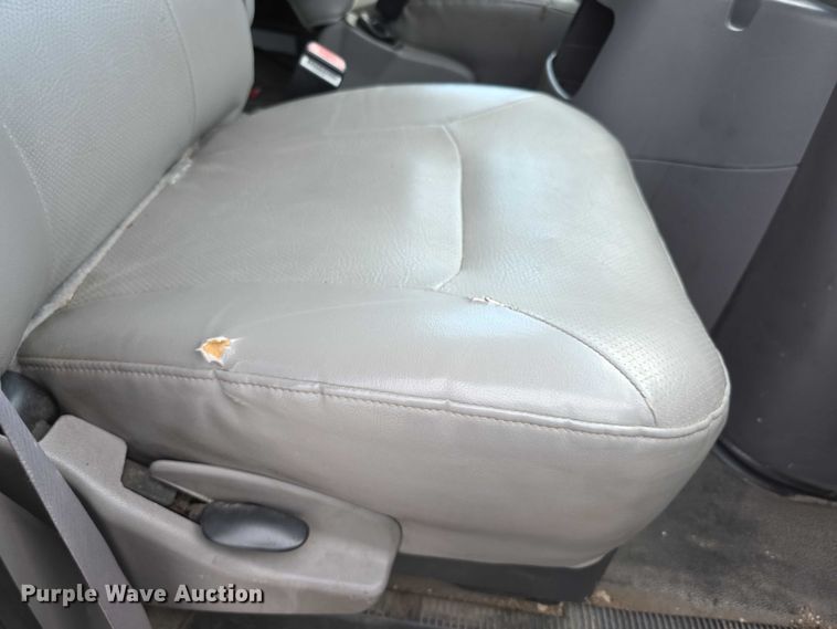 image for item EF3713 2001 Ford Econoline E250 van