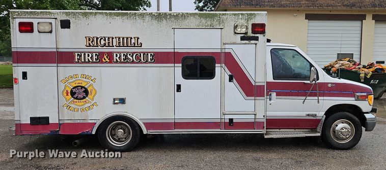 image for item EJ0071 1999 Ford E450 ambulance