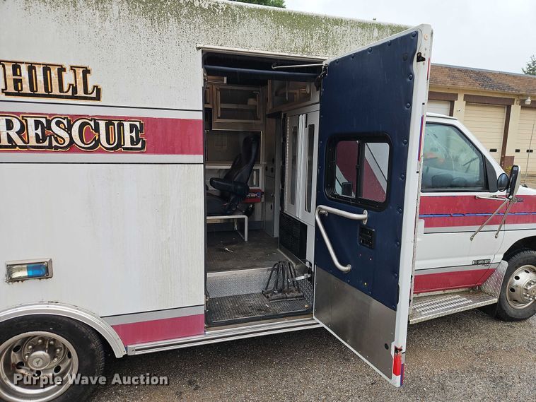 image for item EJ0071 1999 Ford E450 ambulance