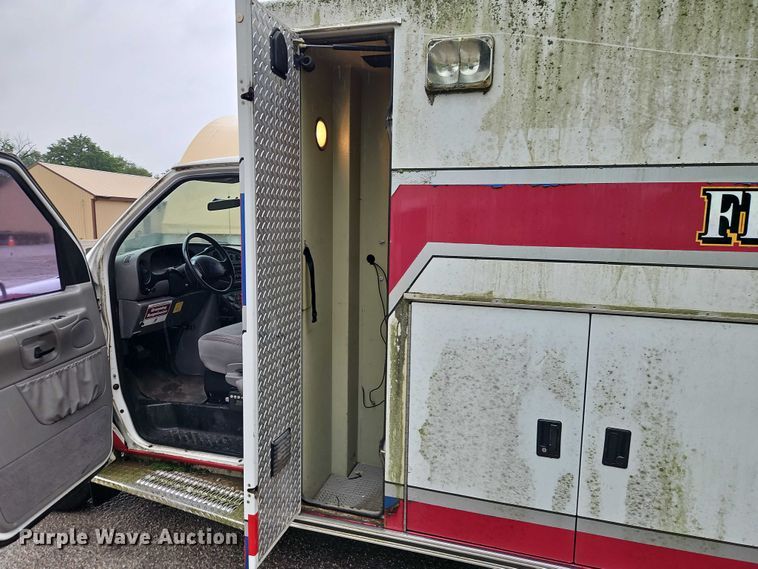 image for item EJ0071 1999 Ford E450 ambulance
