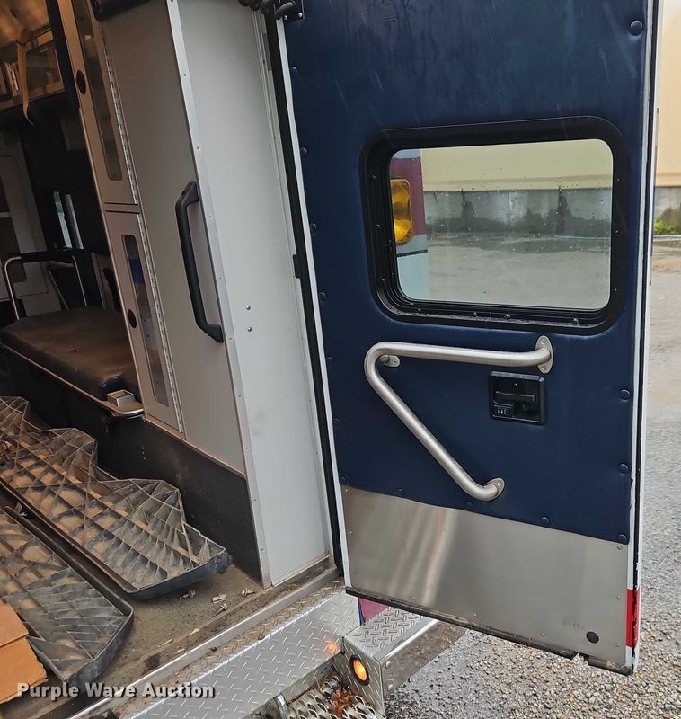 image for item EJ0071 1999 Ford E450 ambulance