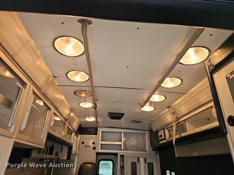 image for item EJ0071 1999 Ford E450 ambulance