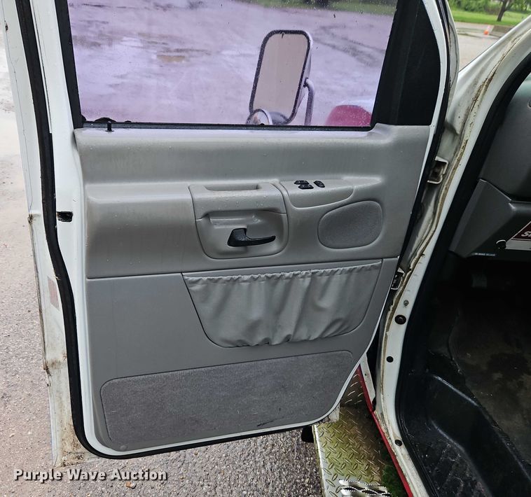 image for item EJ0071 1999 Ford E450 ambulance