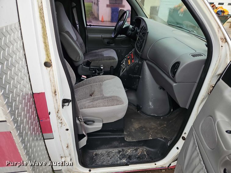 image for item EJ0071 1999 Ford E450 ambulance