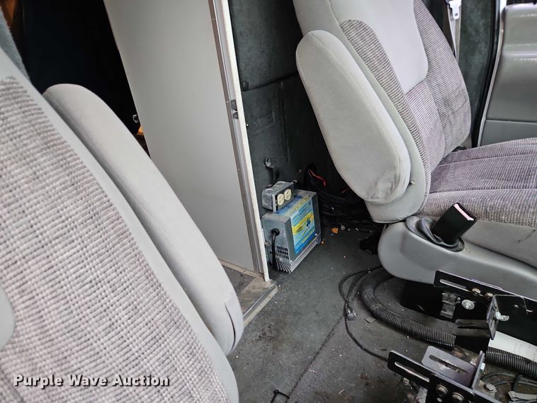 image for item EJ0071 1999 Ford E450 ambulance