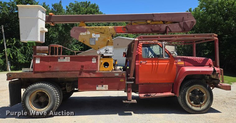 image for item EN8165 1982 Ford F700 bucket truck
