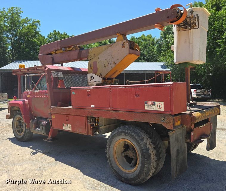 image for item EN8165 1982 Ford F700 bucket truck