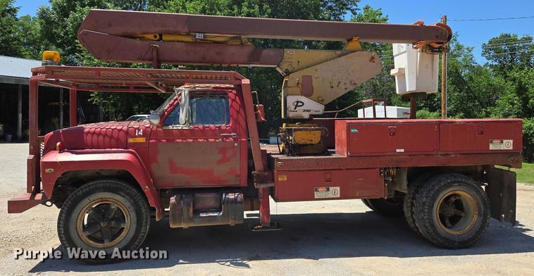 image for item EN8165 1982 Ford F700 bucket truck