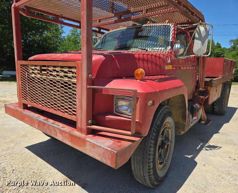 image for item EN8165 1982 Ford F700 bucket truck