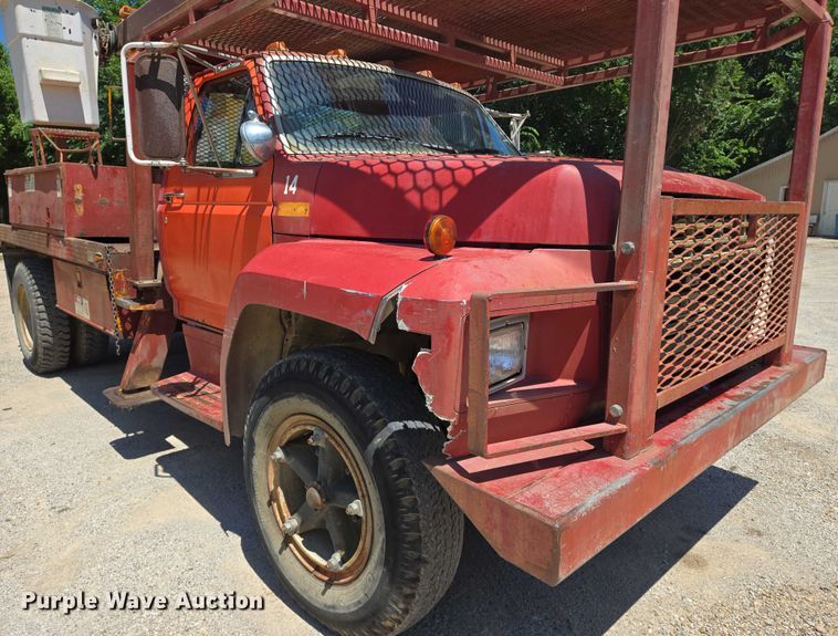 image for item EN8165 1982 Ford F700 bucket truck