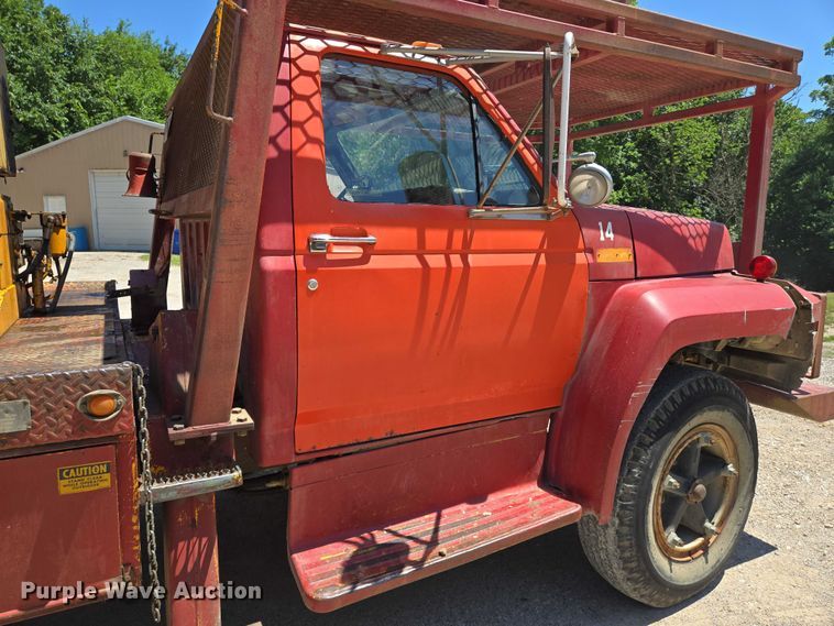 image for item EN8165 1982 Ford F700 bucket truck