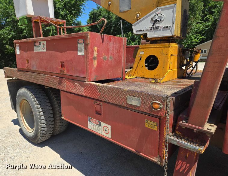image for item EN8165 1982 Ford F700 bucket truck