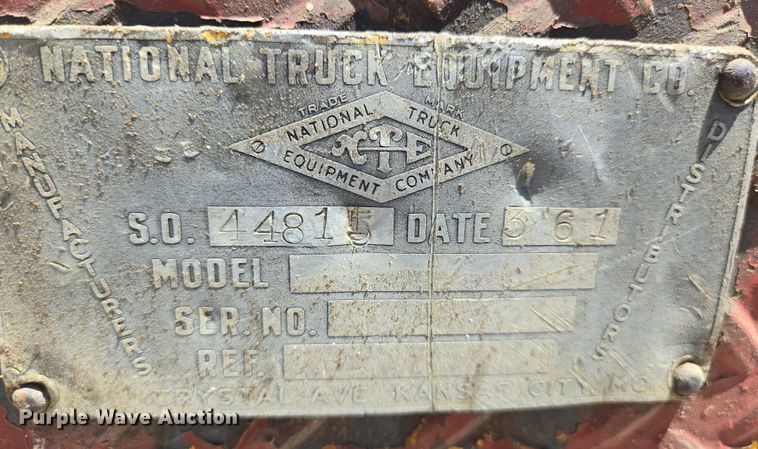 image for item EN8165 1982 Ford F700 bucket truck
